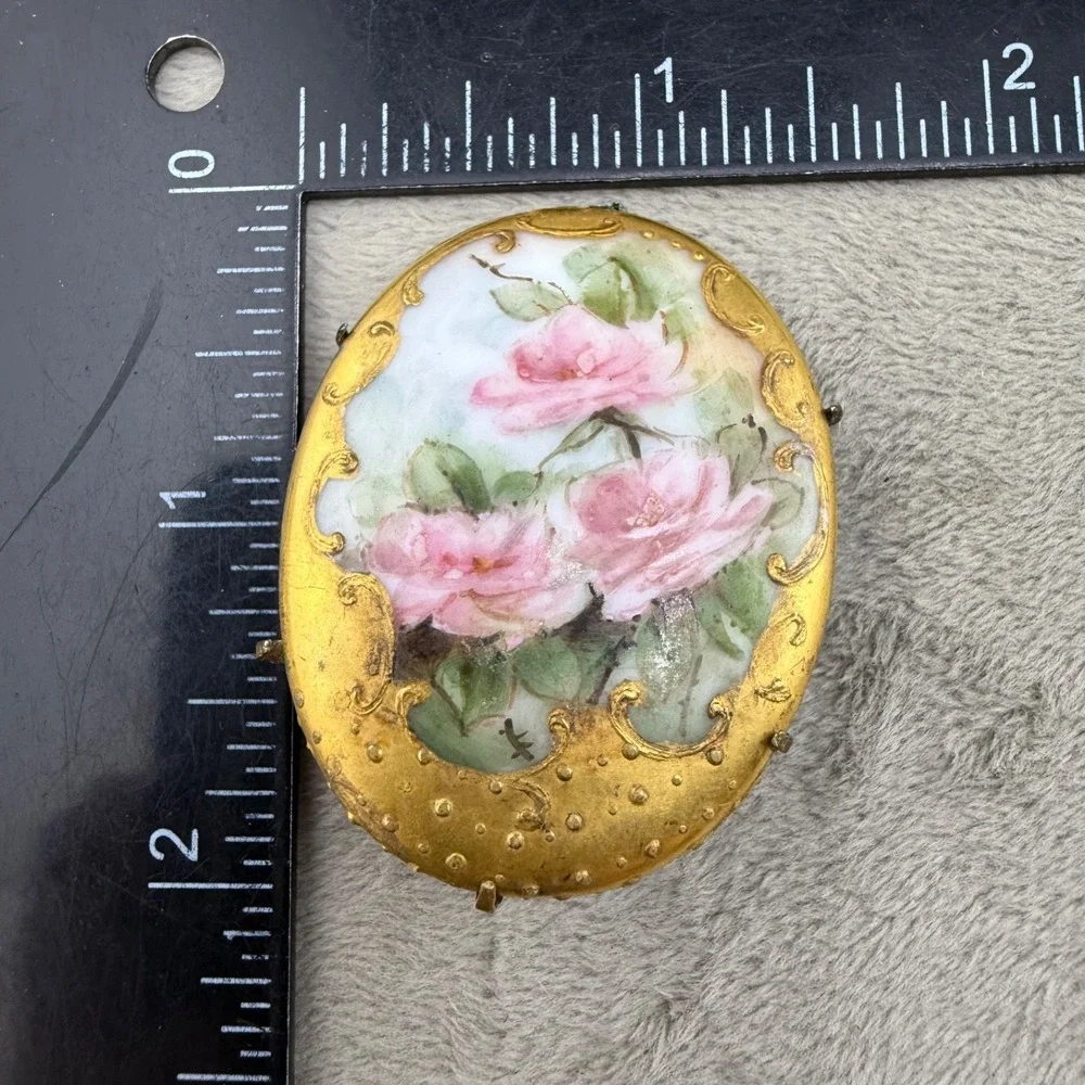 Vintage Hand Painted Porcelain Brooch‎ Gold Tone Floral